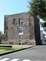 Torre Aragonese del XV secolo in stile gotico catalano