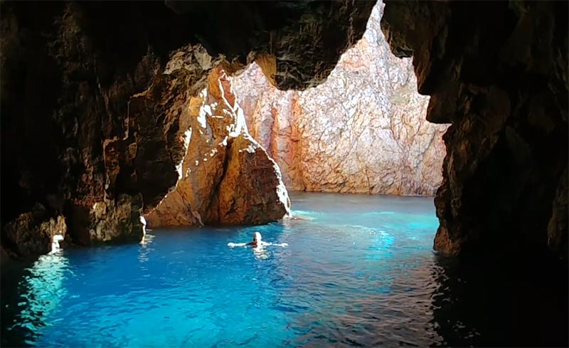 La grotta azzurra con la sagoma della Sardegna